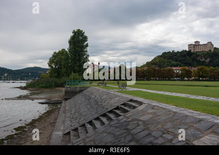 Rocca di Angera Schloss, aus Sicht des Angera Stadt Ufer des Lago Maggiore, Italien Stockfoto