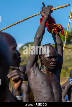 Suri Stamm Krieger kämpfen während eines donga stick Ritual, Omo Valley, Kibish, Äthiopien Stockfoto
