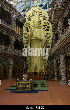 Da Lat, Vietnam - Januar 5,2015: Buddha Statue in Linh Phuoc Pagode auf Hintergrund im Mosaikstil aus Scherben von Porzellan und Glas Stockfoto