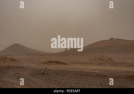 Zerstörten Dorf in der Nähe von Sahara Erg Chebbi Düne in Sand Storm. Marokko Stockfoto