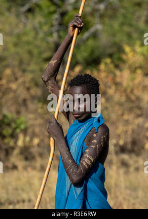 Suri Stamm Junge mit einem Stick während eines donga Ritual, Omo Valley, Kibish, Äthiopien Stockfoto