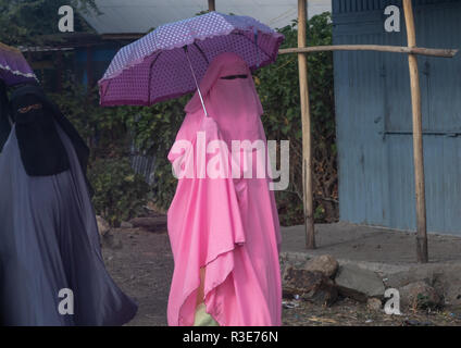 Oromo Frau trägt einen rosa Burka auf dem Markt, Amhara-region, Senbete, Äthiopien Stockfoto