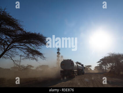 Lkw von Dschibuti Port kommen auf einer staubigen Straße, Oromia, Überspült, Äthiopien Stockfoto