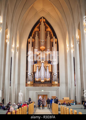 REYKJAVIK, Island - 23. OKTOBER 2018: die Pfeifen der Orgel in der Kirche Hallgrimskirkja Stockfoto