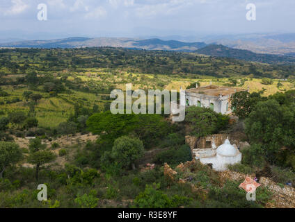 Luftaufnahme einer Moschee und ein Grab in dem Land, in der Region Harari, Harar, Äthiopien Stockfoto