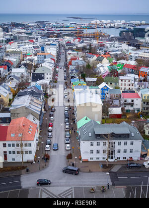 REYKJAVIK, Island - 23. OKTOBER 2018: Reykjavik von oben, Skolavordustigur Straße Stockfoto