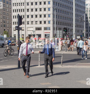 BERLIN, DEUTSCHLAND - 25. AUGUST 2016: Geschäftsleute und Touristen am Potsdamer Platz, Berlin, Deutschland Stockfoto