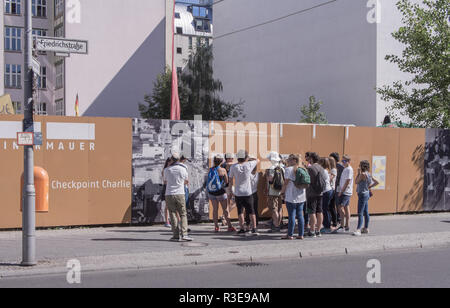 BERLIN, DEUTSCHLAND - 25. AUGUST 2016: Touristen an den historischen Checkpoint Charlie in der Friedrichstraße Stockfoto