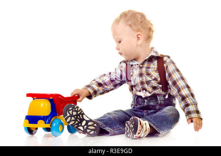 Kind mit Spielzeug auf weißem Hintergrund Stockfoto