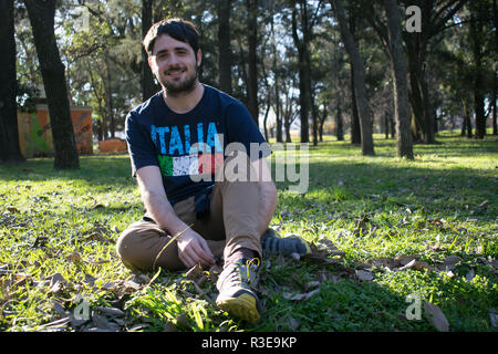 Portrait des jungen Mannes in den Park. Stockfoto