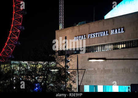 Ein Blick auf die Royal Festival Hall neben dem London Eye bei Nacht Stockfoto