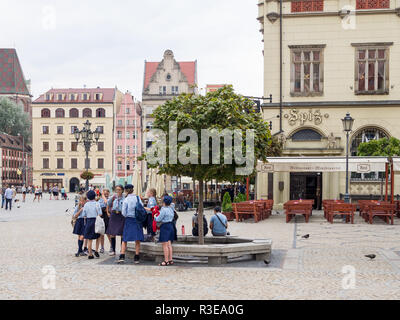 WROCLAW, Polen - 16. AUGUST 2017: Polnische Mädchen Führungen an Rynek Marktplatz in Breslau Stockfoto