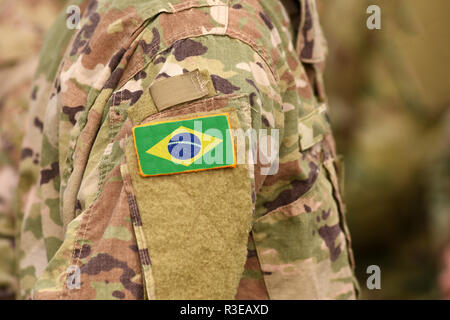 Brasilien Flagge auf Soldaten arm. Brasilien Truppen (Collage) Stockfoto