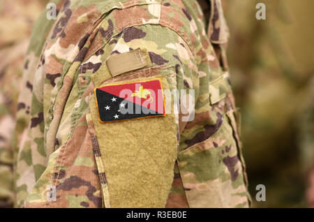 Papua Neu Guinea Flagge auf Soldaten arm. Papua-neuguinea Truppen (Collage) Stockfoto