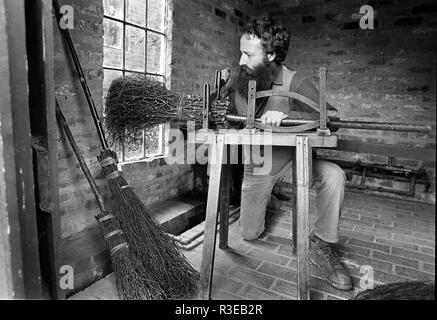 Ein Shropshire-Belsom-Hersteller verwendet eine traditionelle viktorianische Maschine Binden Sie die Schalter, die den Pinsel herstellen Stockfoto