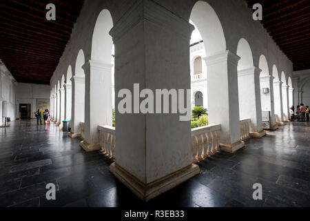 Blick auf den Korridor in der SE Cathedral Church im westlichen Staat Goa in Indien Stockfoto