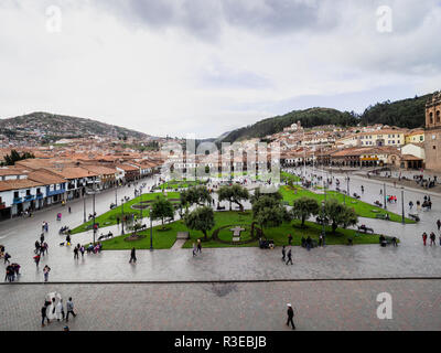 Cusco, Peru - am 3. Januar 2017. Blick auf die Plaza de Armas von Cusco aus einem Fenster der Compañia de Jesus Kirche gesehen Stockfoto