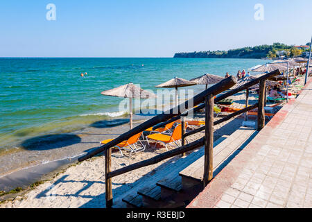 Holz- Geländer für Treppen runter an den Strand von der Straße über. Stockfoto