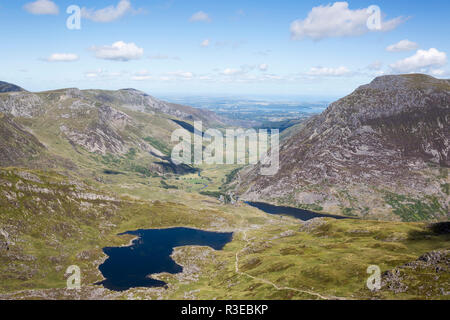 Querformat von Lyn Bochlwyd und Nant Ffrancon Pass von Glyder Fach, Snowdonia National Park, Wales, Großbritannien Stockfoto