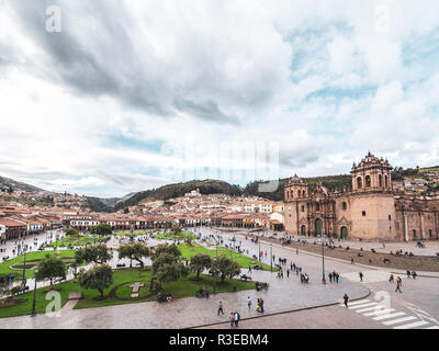 Cusco, Peru - 2. Januar 2017. Blick auf den spanischen Kolonialstil Architektur in der Plaza de Armas von Cusco, Peru Stockfoto