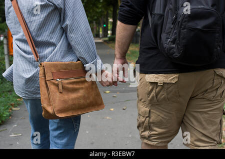 Paar Hände halten außerhalb in Berlin, Deutschland Stockfoto