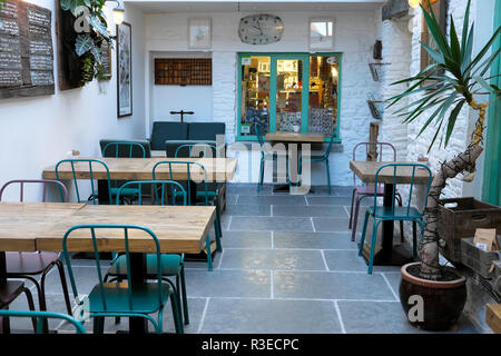 Innenansicht der alten Druckerei Souvenirladen und zeitgenössische Cafe Restaurant in der Stadt Aabenraa Carmarthenshire Wales UK KATHY DEWITT Stockfoto