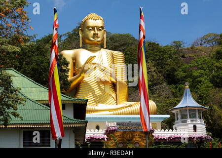 Buddha Statue auf der Goldene Tempel von Dambulla Sri Lankas. Der Wallfahrtsort ist ein UNESCO-Weltkulturerbe und die Website der Höhle Tempel. Stockfoto