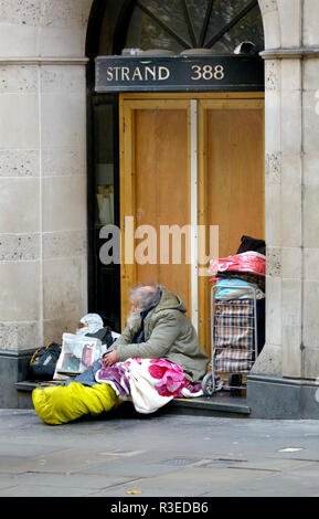 Obdachloser in einem Türrahmen in The Strand, London, England, UK. Stockfoto
