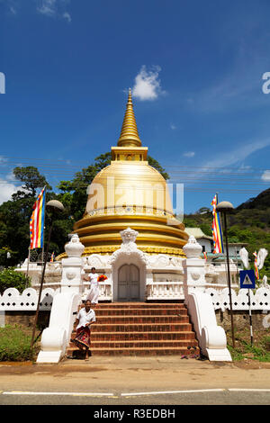 Goldene Stupa in der Goldene Tempel von Dambulla Sri Lankas. Der Wallfahrtsort ist ein UNESCO-Weltkulturerbe und die Website der Höhle Tempel. Stockfoto