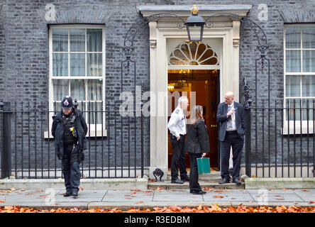 Polizeioffizier externe Nummer 10 Downing Street, London, England, UK. Stockfoto