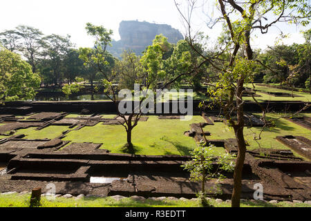 Ruinen der Lustgarten unter Sigiriya Felsen in Sri Lanka. Stockfoto