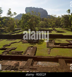 Ruinen der Lustgarten unter Sigiriya Felsen in Sri Lanka. Stockfoto