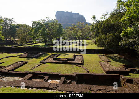 Ruinen der Lustgarten unter Sigiriya Felsen in Sri Lanka. Stockfoto