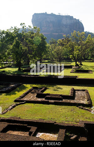 Ruinen der Lustgarten unter Sigiriya Felsen in Sri Lanka. Stockfoto