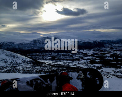 Erste Person Blick vom Snowboarder auf die Landschaft in Oppdal, Norwegen Stockfoto