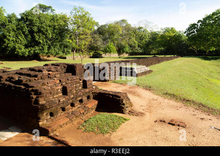 Ruinen der Lustgarten unter Sigiriya Felsen in Sri Lanka. Stockfoto