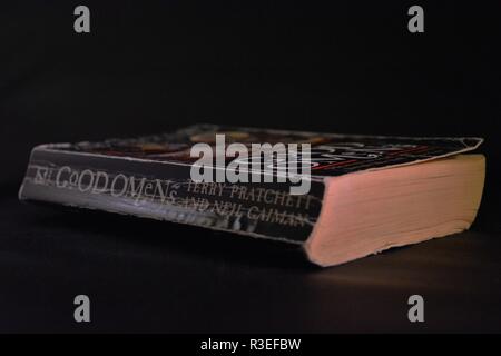 Dog eared abgenutzt Taschenbuch, gutes Omen, auf dunklem Hintergrund. Stockfoto