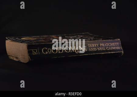 Dog eared abgenutzt Taschenbuch, gutes Omen, auf dunklem Hintergrund. Stockfoto