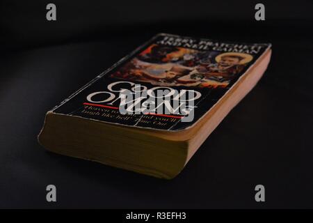 Dog eared abgenutzt Taschenbuch, gutes Omen, auf dunklem Hintergrund. Stockfoto