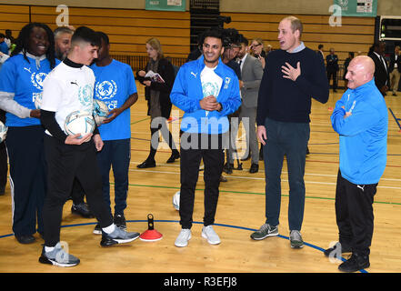 Der Herzog von Cambridge (2. rechts) besucht die Abschlussfeier der 30 jungen Frieden Führer vom Fußball für PeaceÕs britischen Stadt für den Frieden" an der Kupfer-Box Arena im Queen Elizabeth Olympic Park, London. Stockfoto