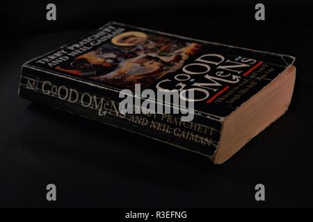 Dog eared abgenutzt Taschenbuch, gutes Omen, auf dunklem Hintergrund. Stockfoto