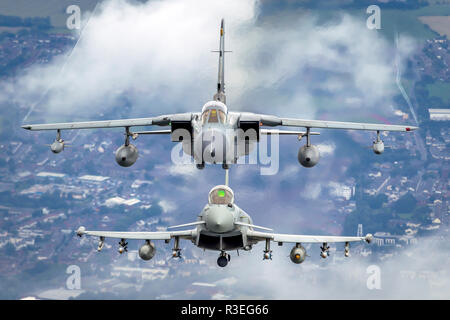 Royal Air Force (RAF) Eurofighter Typhoon im Flug. Eine zweimotorige, canard - delta wing, multirole Fighter. Im Royal International Air Tatt fotografiert. Stockfoto