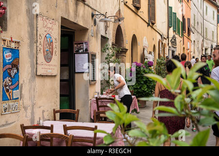 Restaurants und Cafés entlang der Straße, Stadt Montalcino, Toskana, Italien Stockfoto