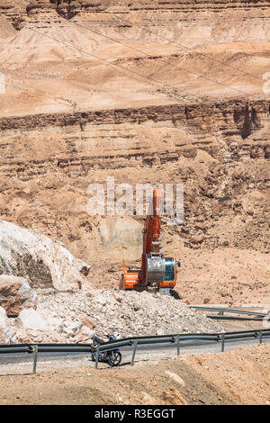 Bagger Bau einer Mountain Road im Atlasgebirge Stockfoto