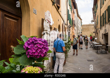 Restaurants und Cafés entlang der Straße, Stadt Montalcino, Toskana, Italien Stockfoto