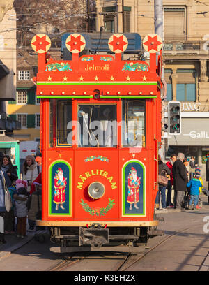Zürich, Schweiz - 19 Dezember, 2016: Die Menschen an der Marlitram am Bellevue Square. Die Marlitram ist die älteste Tram in Zürich, in der Adventszeit Stockfoto