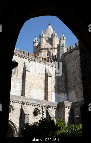 Evora's Kathedrale (Se) durch den Bogen in den Kreuzgängen der romanischen Turm, Évora, Alentejo, Portugal gesehen, Europa Stockfoto