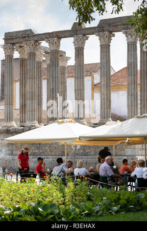 Templo Romano aus dem 2. Jahrhundert AD und die Quiosque Jardim Diana Cafe am Mittag, Évora, Alentejo, Portugal, Europa Stockfoto