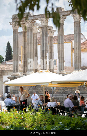 Templo Romano aus dem 2. Jahrhundert AD und die Quiosque Jardim Diana Cafe am Mittag, Évora, Alentejo, Portugal, Europa Stockfoto