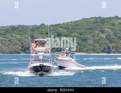 Zwei Boote voller Menschen auf dem Wasser in der Nähe von Sag Harbor, NY Stockfoto